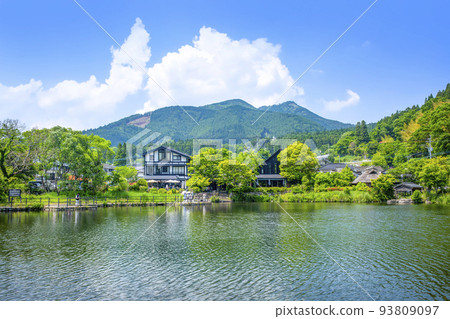 新鮮的綠色湯布院金卡湖 93809097