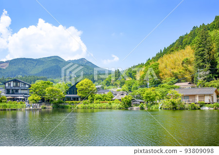 Fresh green Yufuin Kinka Lake 93809098