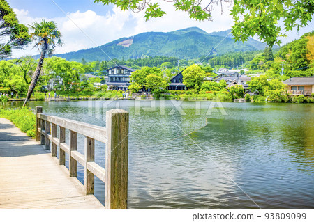 新鮮的綠色湯布院金卡湖 93809099