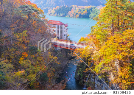 Komagata Gorge and Lake Akaya in autumn colors 93809426