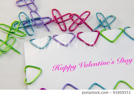 背景材料由夾子和帶有情人節快樂標誌的留言卡製成的心 93809551