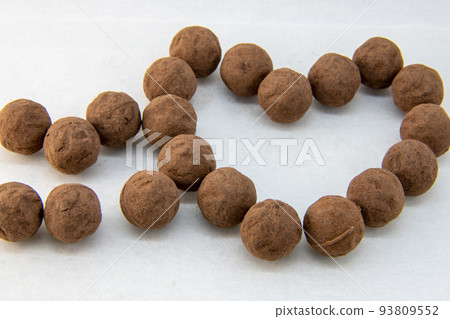 背景材料以心形排列的塊菌巧克力 93809552