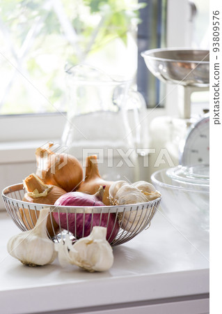 廚房窗戶 帶凸窗的廚房內部 廚房窗戶 帶凸窗的廚房內部 93809576