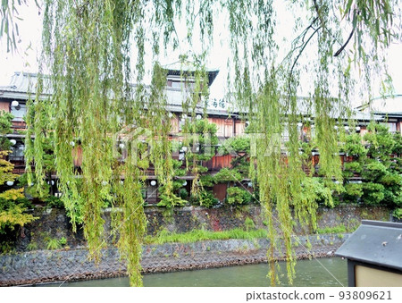 雅緻的東海館外觀與柳樹 93809621
