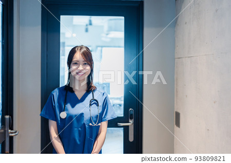 一位穿著制服微笑的女醫生 93809821