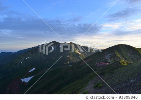 五龍山莊的黎明 93809840