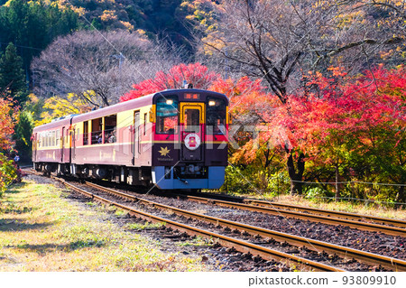 跑在秋葉的卡車火車 93809910