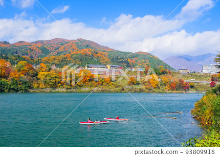 Lake Akaya with autumn leaves and canoe Lake Akaya with autumn leaves and canoe 93809918