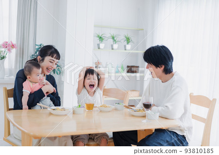 一起吃米飯的幸福家庭 93810185