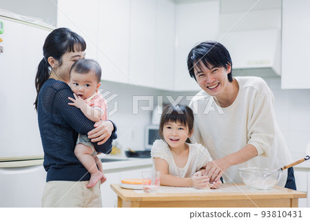 一家人一起做飯 93810431