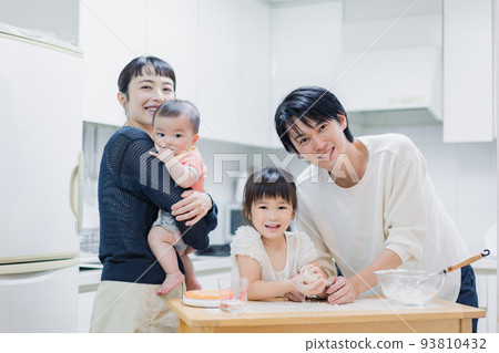 一家人一起做飯 93810432