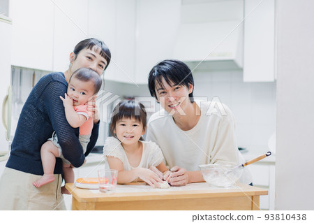family cooking together 93810438