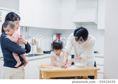 一家人一起做飯 93810439