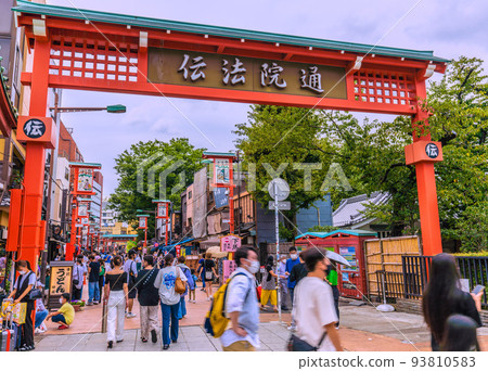 連續 4 周世界第一的日本東京都市風景… 沒有行動限制，俯瞰從仲見世通擁擠的登望院通 = 8 月 15 日 93810583
