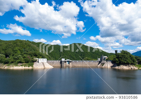 Sugasawa Dam in summer (Nichinan Town, Hino District, Tottori Prefecture) 93810586
