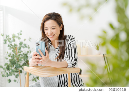 在家放鬆的婦女 在家放鬆的婦女 93810616