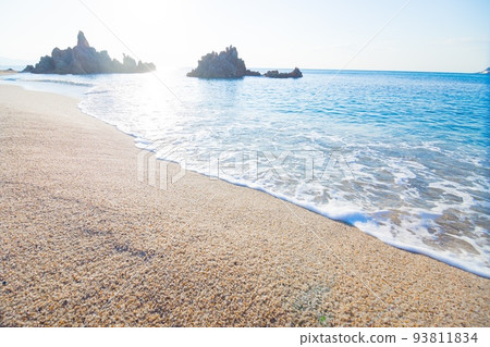 Suishohama Beach faces Wakasa Bay in Fukui Prefecture. The scenery is so beautiful that it is said to be the best paradise beach in Japan. 93811834