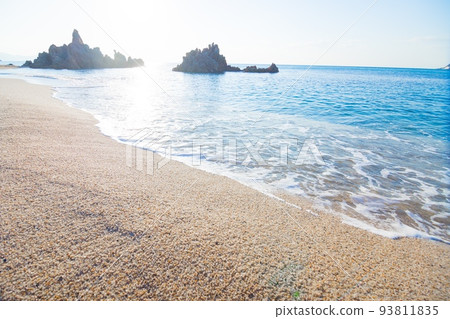 Suishohama Beach faces Wakasa Bay in Fukui Prefecture. The scenery is so beautiful that it is said to be the best paradise beach in Japan. 93811835