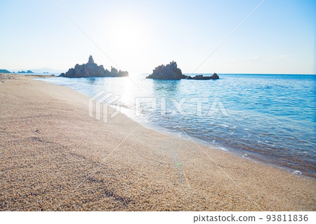 Suishohama Beach faces Wakasa Bay in Fukui Prefecture. The scenery is so beautiful that it is said to be the best paradise beach in Japan. 93811836