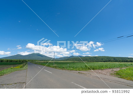 北海道富良野市的單道與富良野山的風景 北海道富良野市的單道與富良野山的風景 93811992