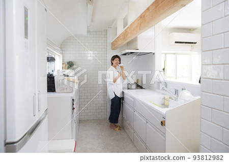 烹飪風景，日本中年婦女品嚐 93812982