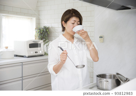 烹飪風景，日本中年婦女品嚐 93812983
