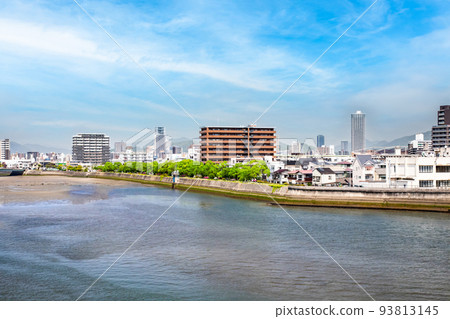 從江波大橋看上游地區的吉島橋和吉島西町。可以看到濱江公園和濱江豪宅 從江波大橋看上游地區的吉島橋和吉島西町。可以看到濱江公園和濱江豪宅 93813145