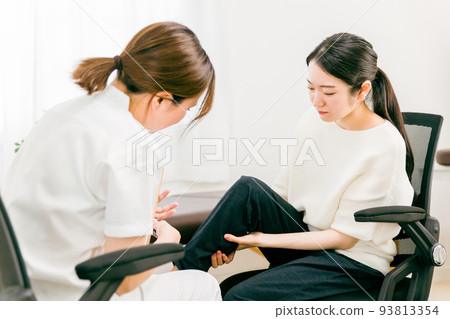 來做骨科手術和按摩的亞裔女性（小腿） 93813354