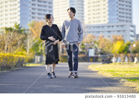 一對穿著大衣走路的情侶 93813480