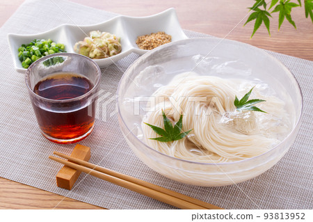 Somen noodles served in a glass bowl 93813952