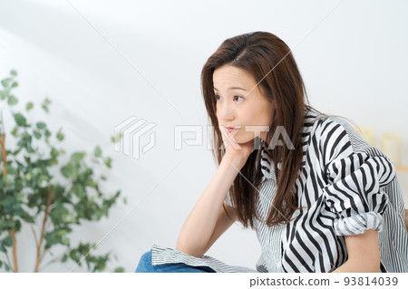 在家放鬆的婦女 在家放鬆的婦女 93814039