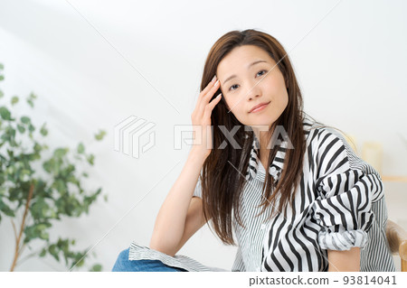 在家放鬆的婦女 在家放鬆的婦女 93814041