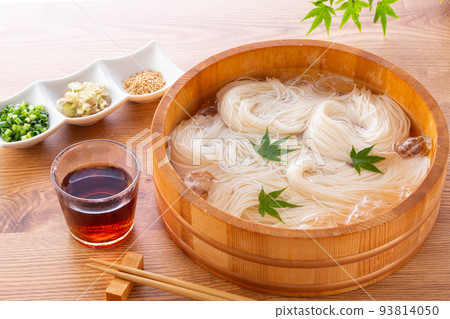 Somen noodles in a bucket 93814050