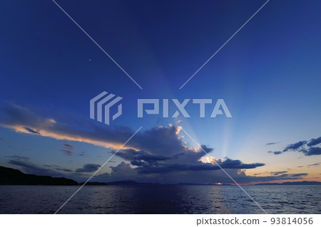 Mysterious summer coastal evening view with rays of light from cumulonimbus clouds that occurred in the sunset direction・Super wide angle・Sky mainly・220706pm 93814056