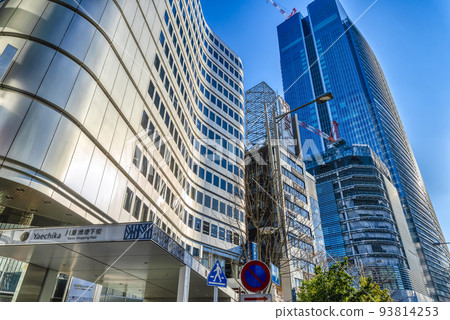 中央區、東京八重洲地下商場入口和摩天大樓的城市景觀 93814253