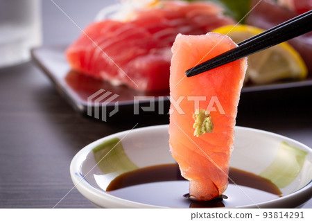 Eat tuna sashimi Eat tuna sashimi 93814291