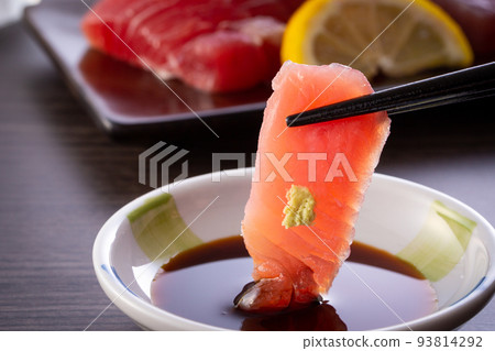 吃金槍魚生魚片 93814292