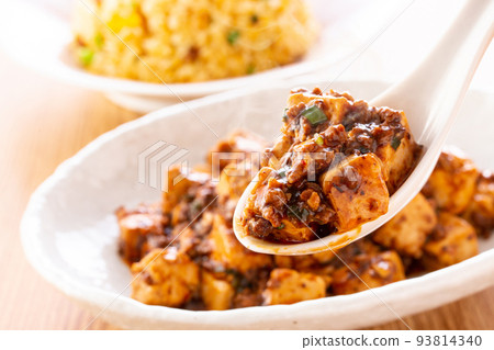 美味的麻婆豆腐和炒飯 93814340