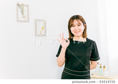 在沙龍工作的美容師女性（OK） 93814550