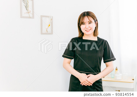 在沙龍工作的美容師婦女(指導) 在沙龍工作的美容師婦女(指導) 93814554