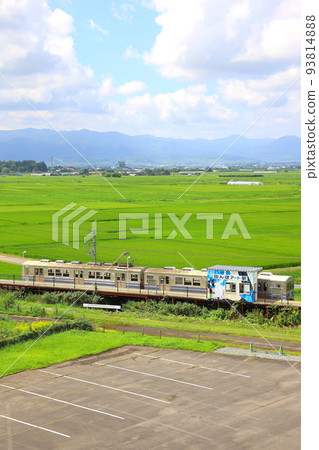 A train leaving Tanbo Art Station on the Konan Railway 93814888