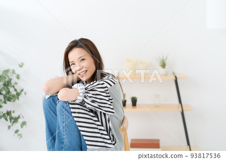 在家放鬆的婦女 在家放鬆的婦女 93817536
