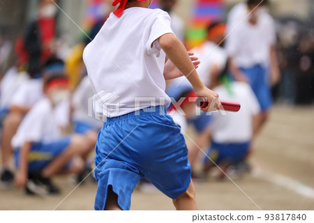運動會,手拿著接力棒 運動會,手拿著接力棒 93817840