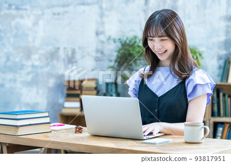 一個女人在別緻的房間裡使用筆記本電腦 93817951