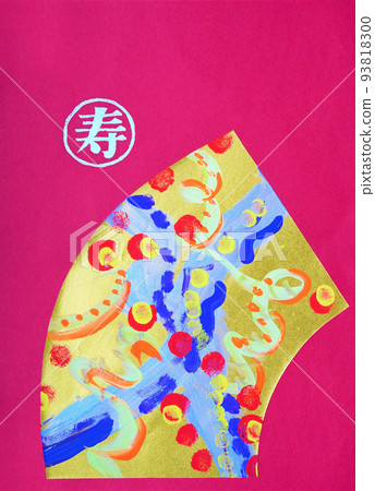 在紅紙背景上的金色扇形紙上繪製的日式波浪插圖和壽郵票，新年材料，垂直 93818300