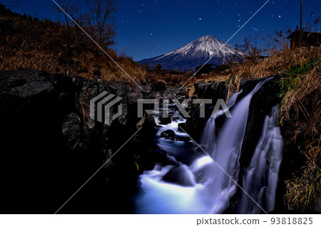 月光下的芝川瀑布和富士山 93818825