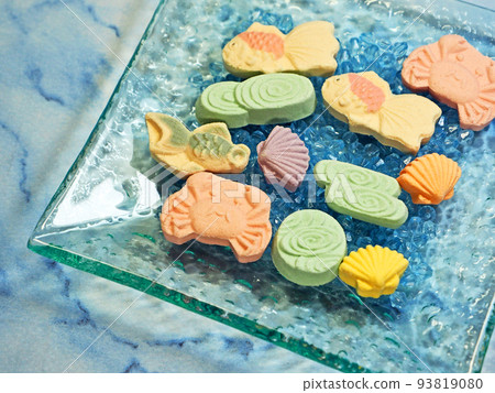 由和三盆製成的顏色精美的干點心 93819080