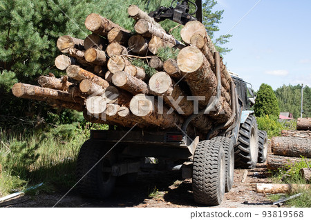 The logs are folded on the tractor 93819568