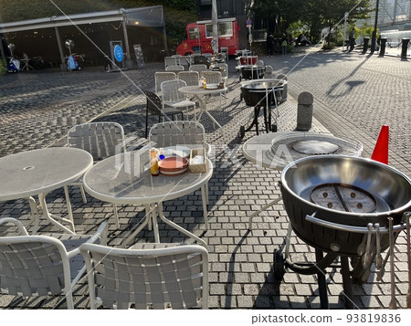 BBQ with friends on weekends 93819836