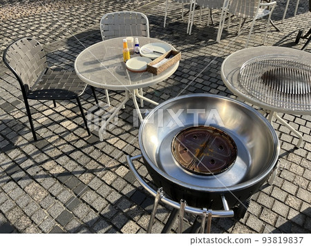 BBQ with friends on weekends 93819837